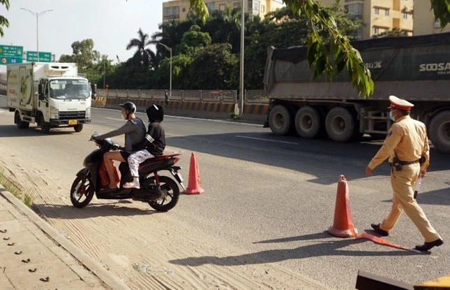 Một số trường hợp quay đầu xe bỏ chạy khi gặp lực lượng chức năng.