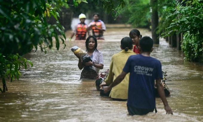 Người Myanmar lội nước lũ ở Taungoo, vùng Bago, Myanmar, ngày 12/9.