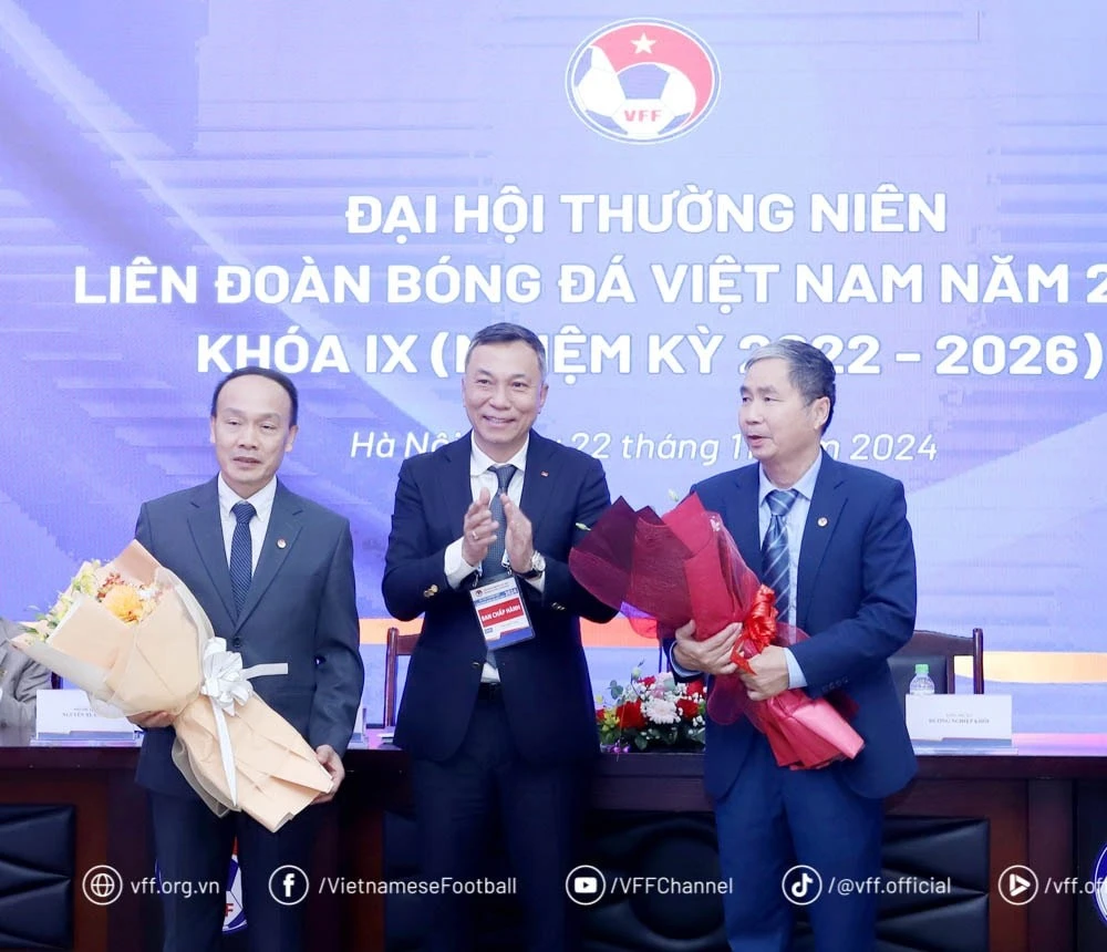 Chủ tịch VFF Trần Quốc Tuấn (giữa) tặng hoa cho tân Tổng thư ký Nguyễn Văn Phú (bên trái) và nguyên Tổng Thư ký Dương Nghiệp Khôi. Ảnh VFF