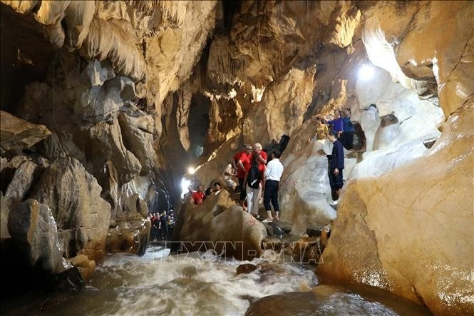 Đoàn chuyên gia UNESCO cùng lãnh đạo tỉnh, đại diện các sở, ban, ngành, địa phương tỉnh Lạng Sơn thực địa tại một hang động Công viên địa chất Lạng Sơn.