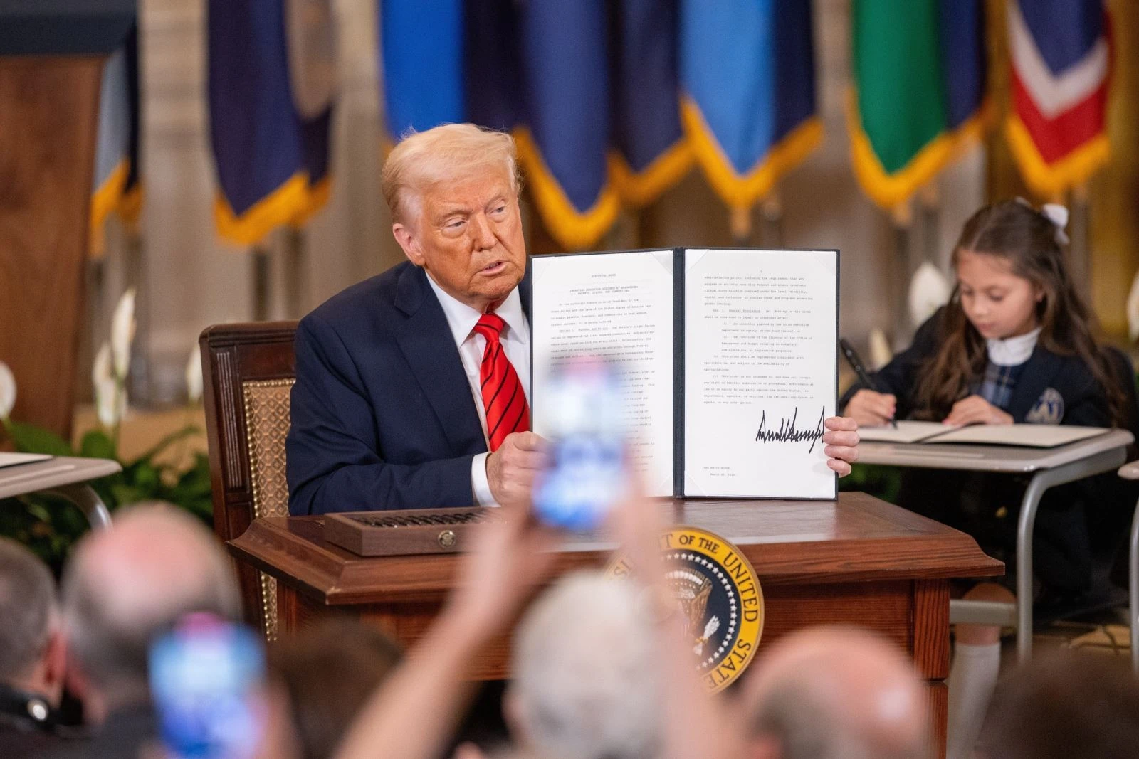 Tổng thống Mỹ Donald Trump ký một sắc lệnh hành pháp tại Nhà Trắng, Washington, D.C.