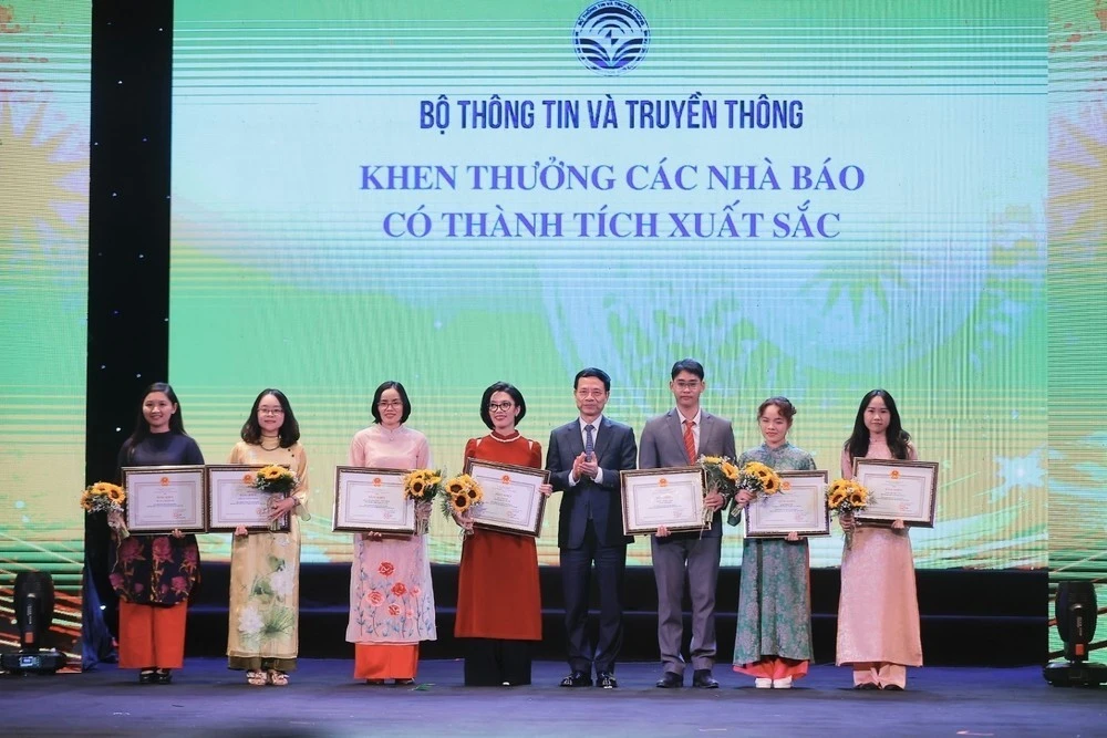 Bộ trưởng Bộ Thông tin và Truyền thông Nguyễn Mạnh Hùng trao tặng Bằng khen cho các nhà báo có thành tích xuất sắc. Nhà báo Đỗ Minh Thu, Báo Điện tử VietnamPlus đứng thứ hai từ trái sang.