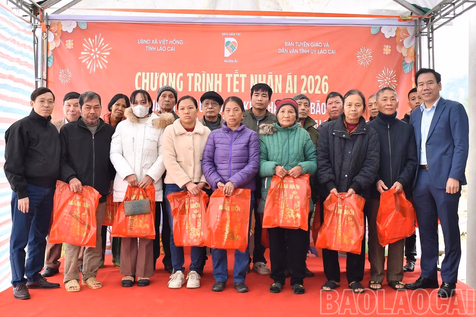 dc-huy-tang-qua-ho-ngheo-viet-hong-8258.jpg