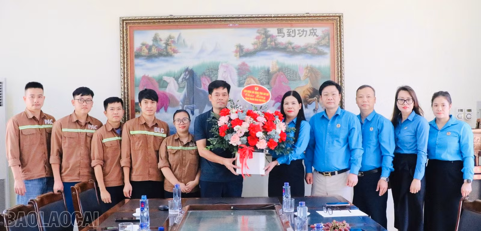 Đồng chí Nguyễn Thị Bích Nhiệm chúc mừng Công ty TNHH MTV Hóa chất Đức Giang Lào Cai.