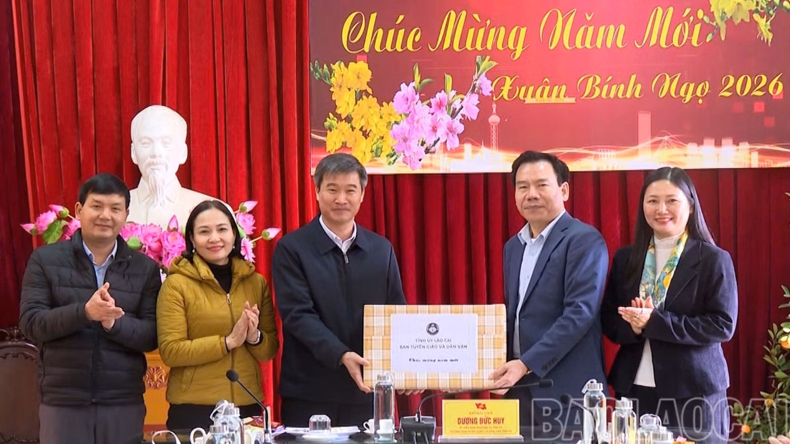anh-dai-dien-dc-huy-tang-qua-5147-685.jpg