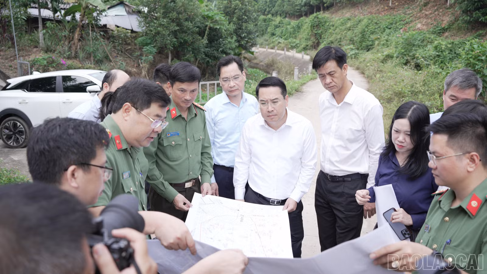 Chủ tịch UBND tỉnh Nguyễn Tuấn Anh và đoàn công tác khảo sát vị trí dự kiến xây dựng mới Trại tạm giam số 2 tại xã Việt Hồng.
