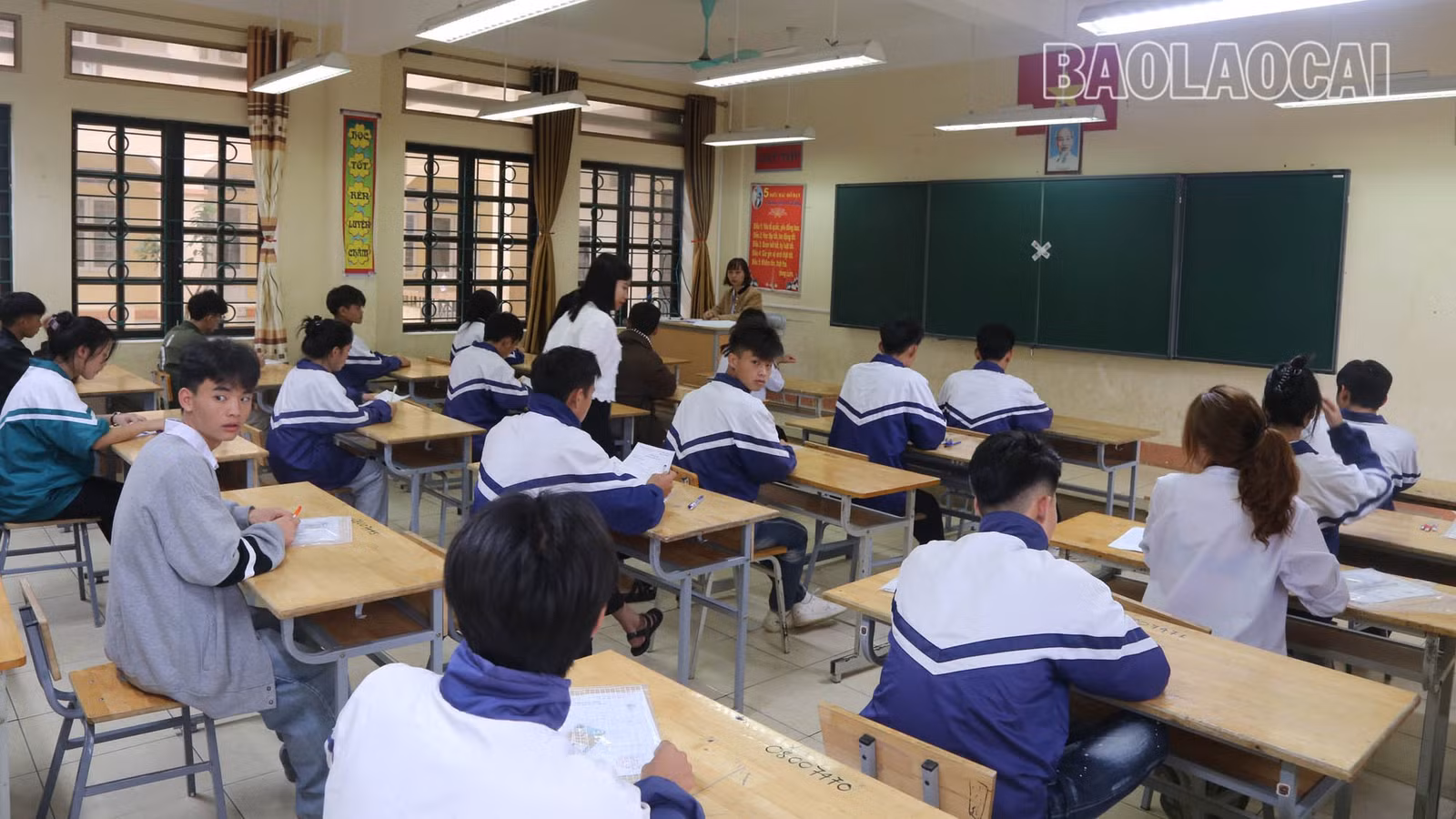 Thí sinh làm thủ tục vào phòng thi môn Ngữ văn.