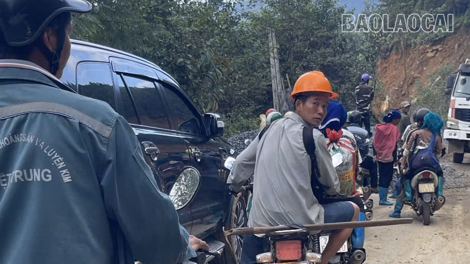 Giao thông trên Tỉnh lộ 158, đoạn trên địa bàn xã Y Tý bị ách tắc.