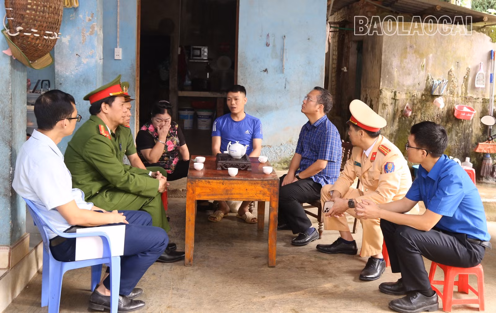 Các đồng chí thành viên Ban An toàn giao thông tỉnh, Ban An toàn giao thông thành phố Lào Cai thăm hỏi, động viên và trao quà cho thân nhân nạn nhân Lý Ngọc T.