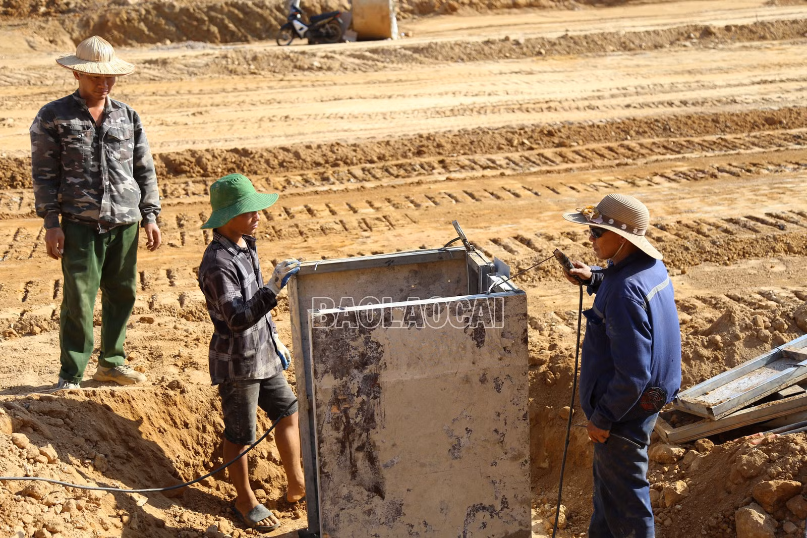 Tại công trường Dự án Đại lộ Trần Hưng Đạo kéo dài, các công nhân đang khẩn trương triển khai thi công các hạng mục rãnh thoát nước, hố ga và các hạng mục kỹ thuật khác theo tiến độ đề ra.