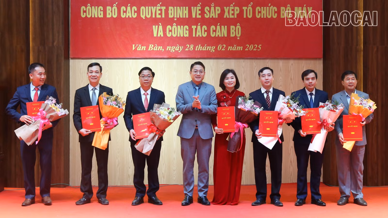 Đồng chí Ngô Hoài Linh, Phó Bí thư Huyện ủy, Chủ tịch UBND huyện Văn Bàn trao quyết định bổ nhiệm và tặng hoa chúc mừng các đồng chí nhận nhiệm vụ mới.