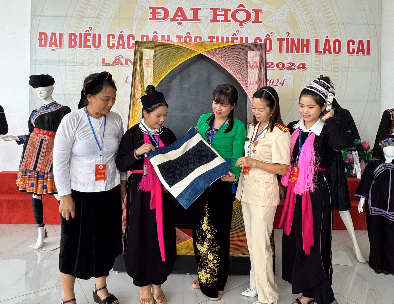 Các sản phẩm thổ cẩm đặc sắc được làm từ đôi bàn tay khéo léo của đồng bào các dân tộc Lào Cai.