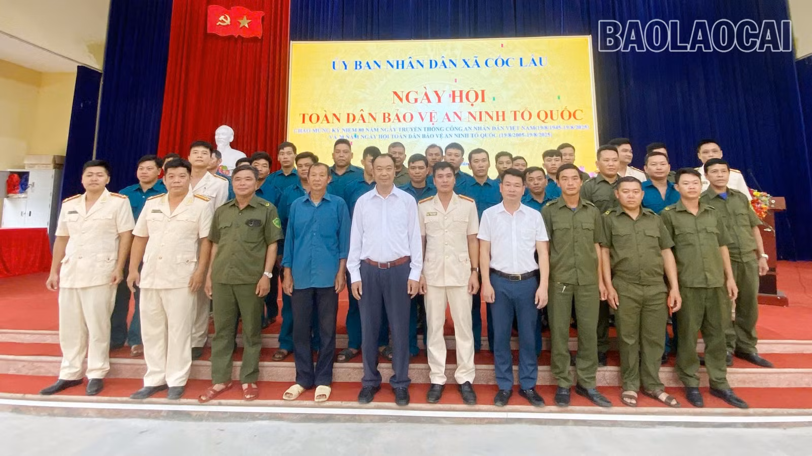 Các đại biểu dự buổi lễ chụp chụp ảnh lưu niệm.