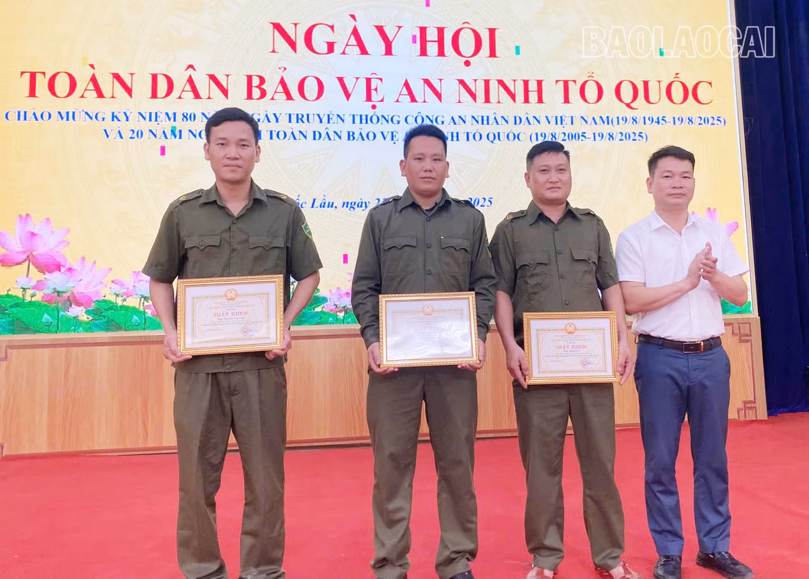 Lãnh đạo xã tặng giấy khen cho 3 cá nhân có thành tích xuất sắc trong Phong trào toàn dân bảo vệ an ninh Tổ quốc.