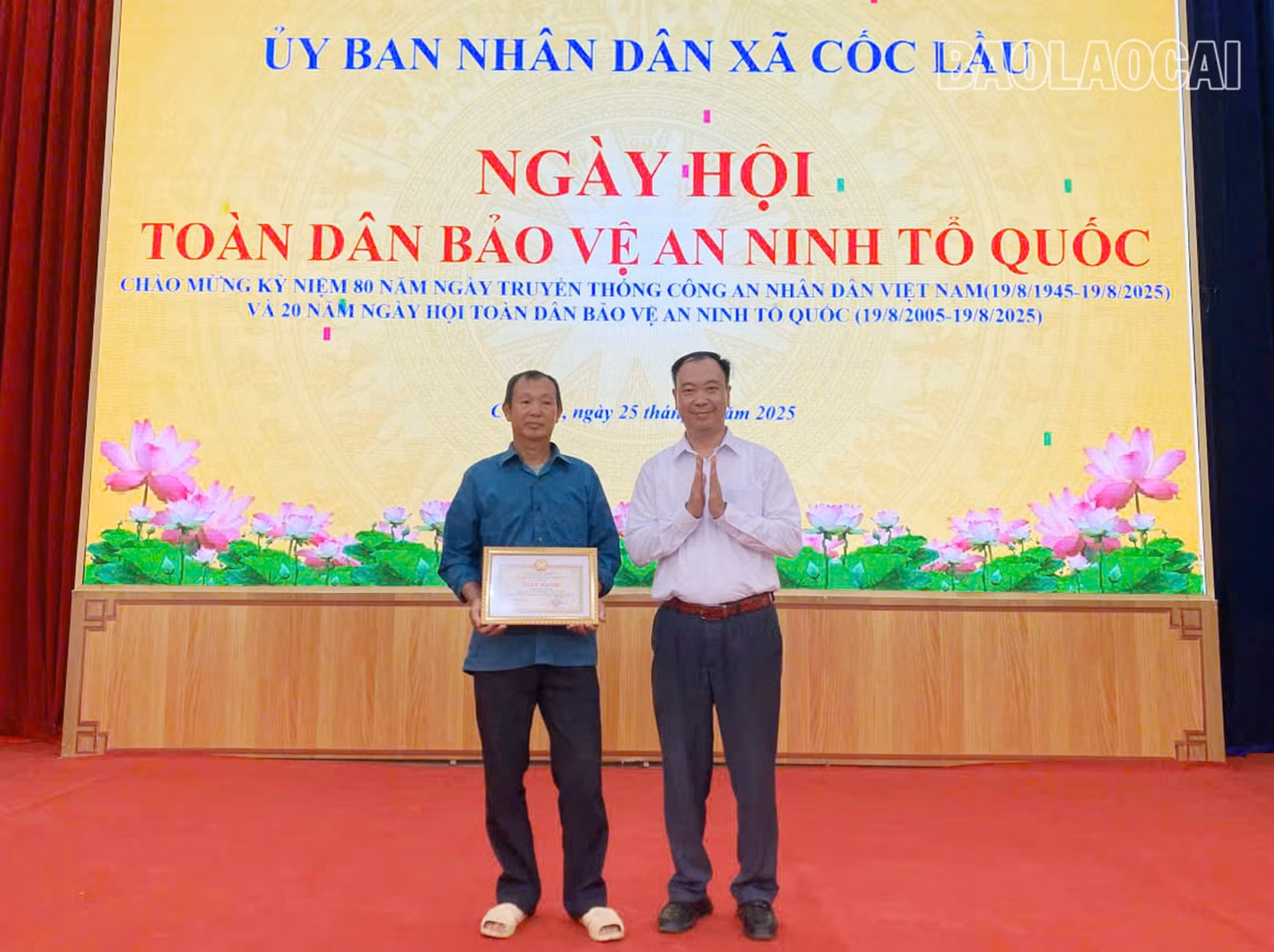  Lãnh đạo xã tặng giấy khen cho tập thể dòng họ Lương vì có thành tích xuất sắc trong Phong trào toàn dân bảo vệ an ninh Tổ quốc.