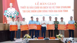 Bàn giao thiết bị hỗ trợ kết nối vệ tinh Starlink cho các địa phương, đơn vị tại các điểm lõm sóng