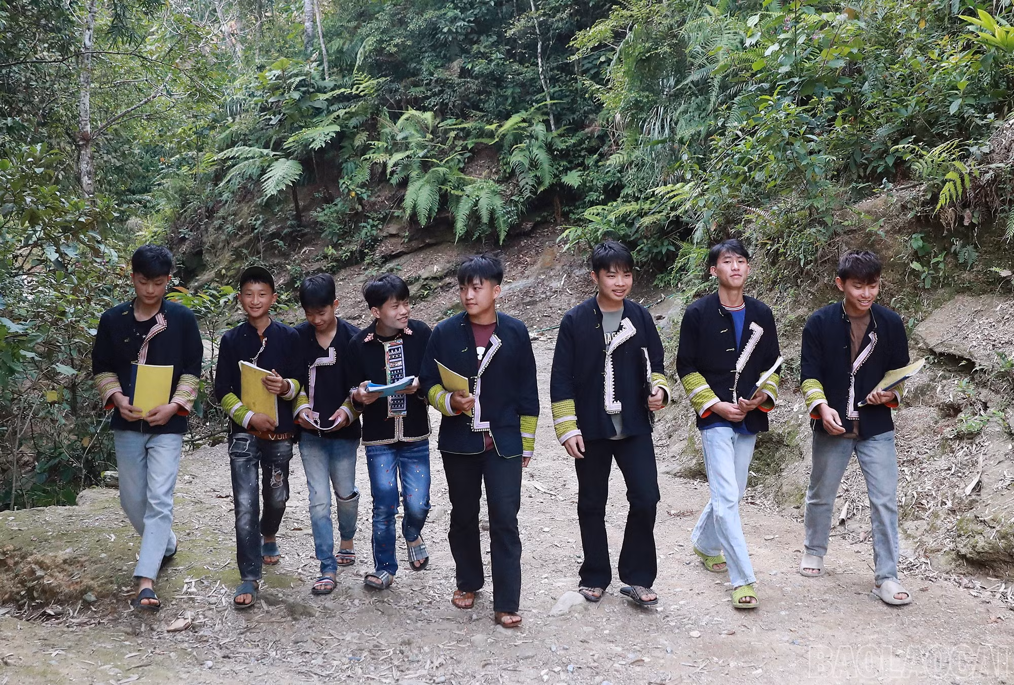 Lớp học thu hút học viên ở nhiều độ tuổi, chủ yếu là con em đồng bào Dao tại địa phương và các khu vực lân cận.