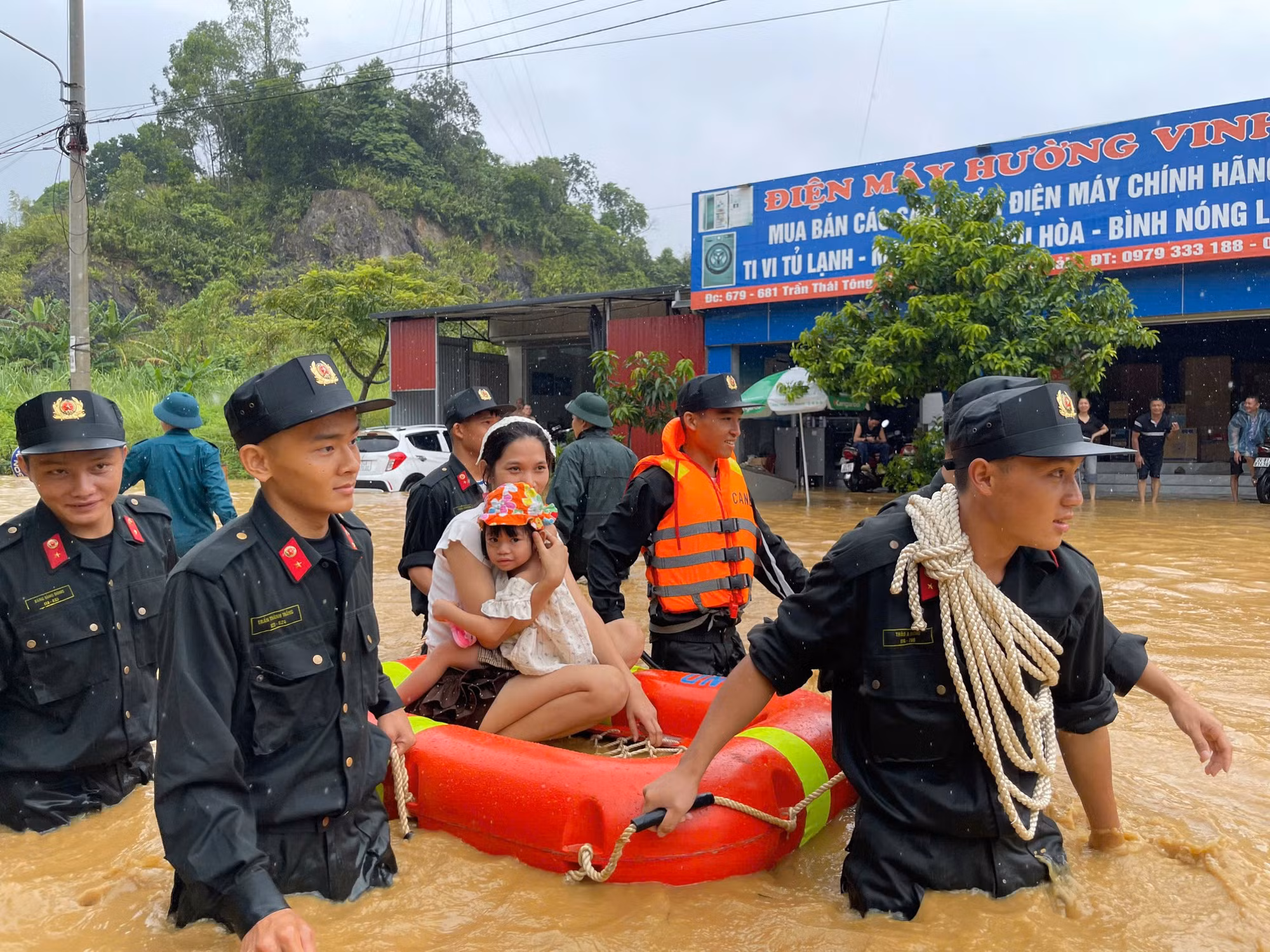 Khoảnh khắc đẹp của chiến sĩ công an nhân dân