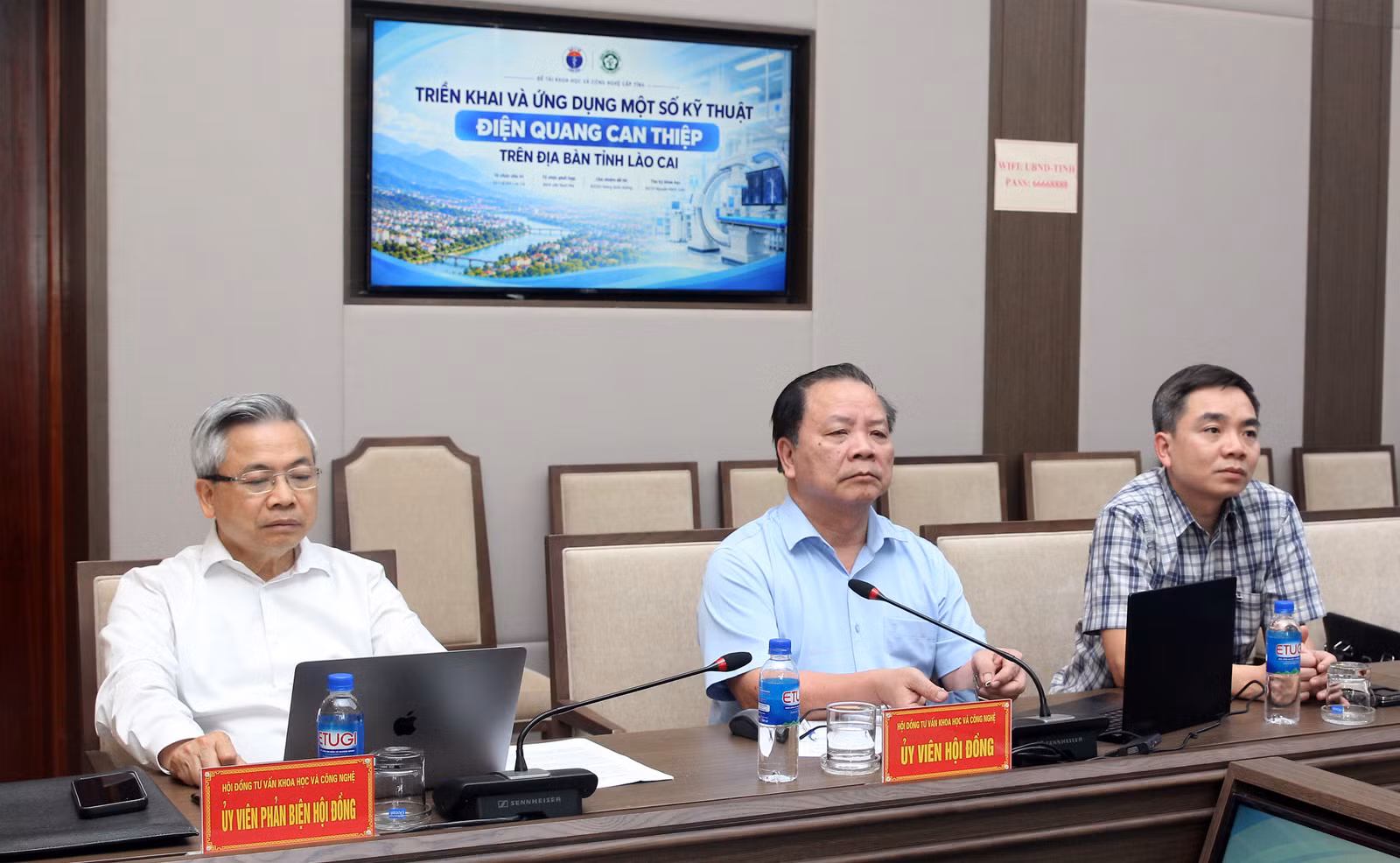 Các chuyên gia, nhà khoa học tham gia phản biện tại cuộc họp.