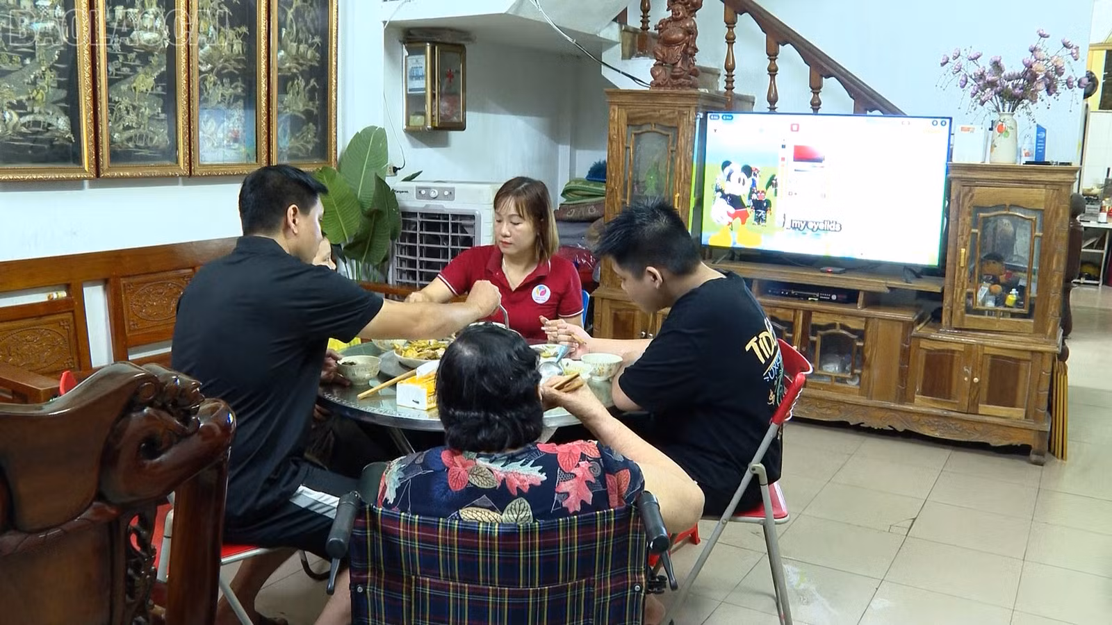 baolaocai-tl_bua-com-gia-dinh-nha-chi-phuong.png