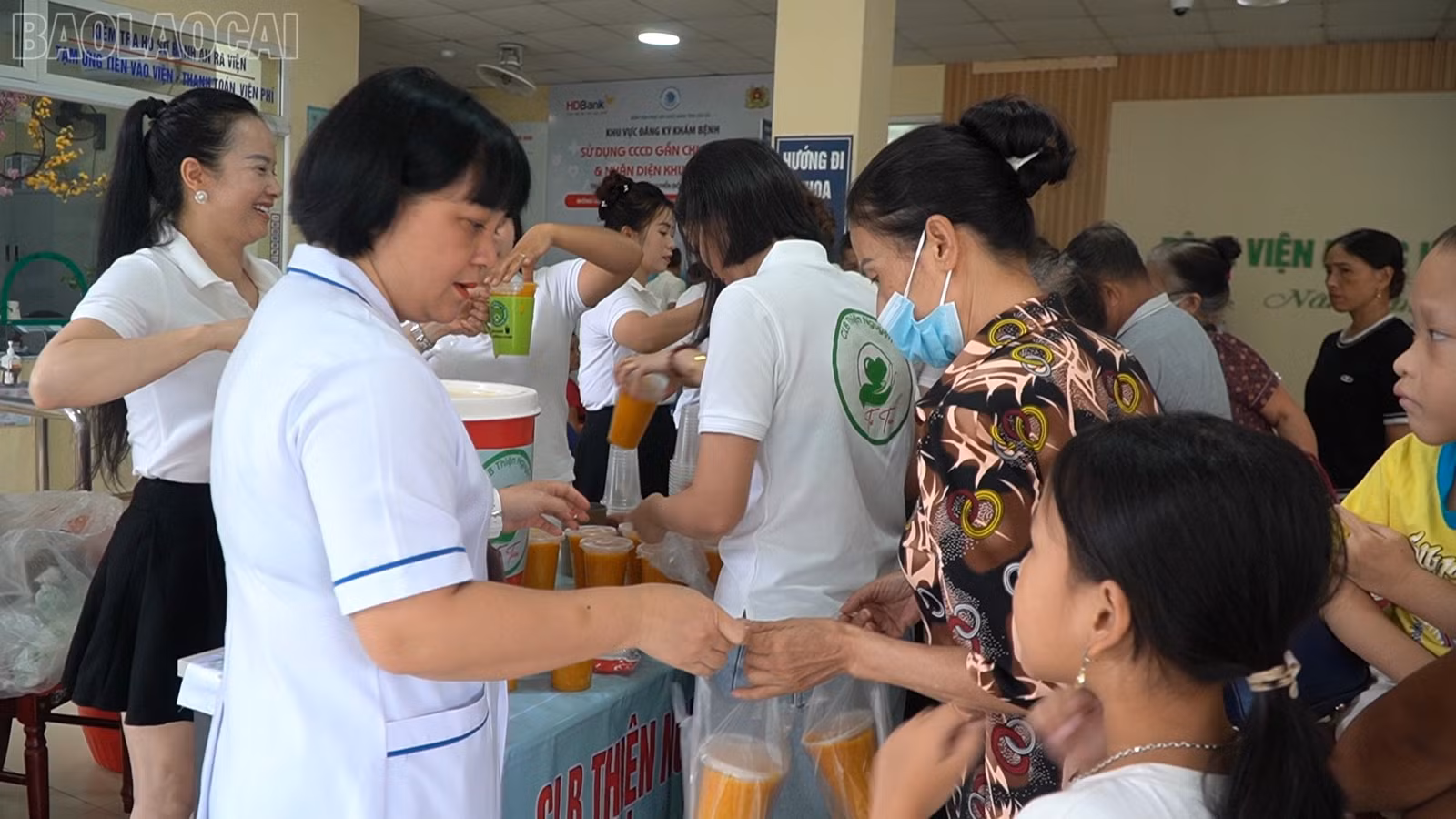 Câu lạc bộ Thiện nguyện Từ tâm tặng 250 suất cháo miễn phí cho bệnh nhân