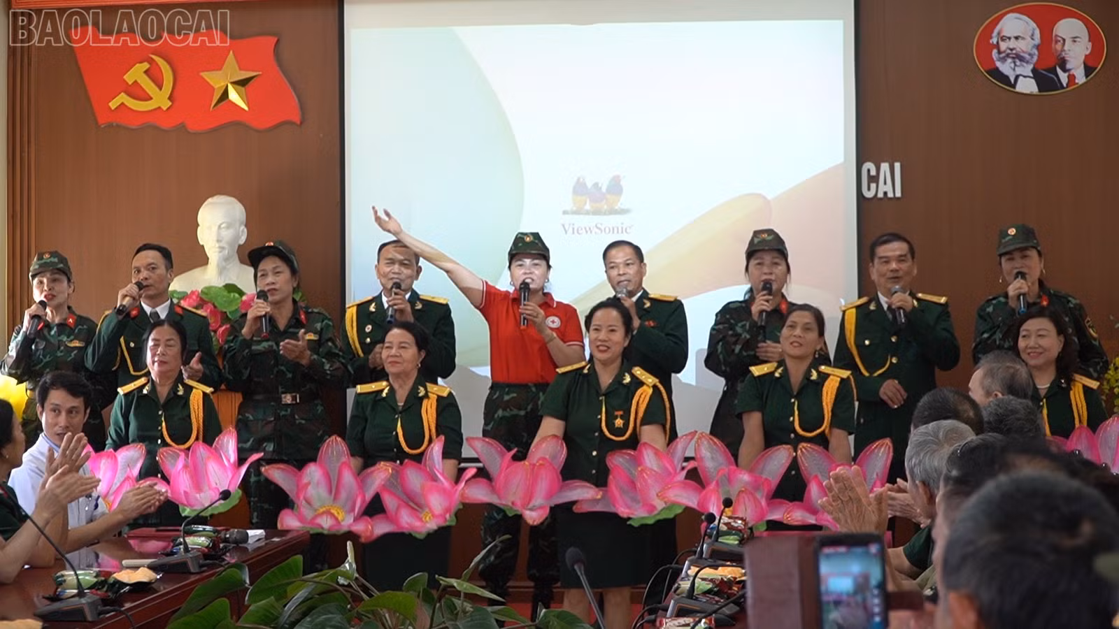 Chương trình diễn ra trong không khí trang trọng, ấm áp với những ca khúc cách mạng hào hùng.