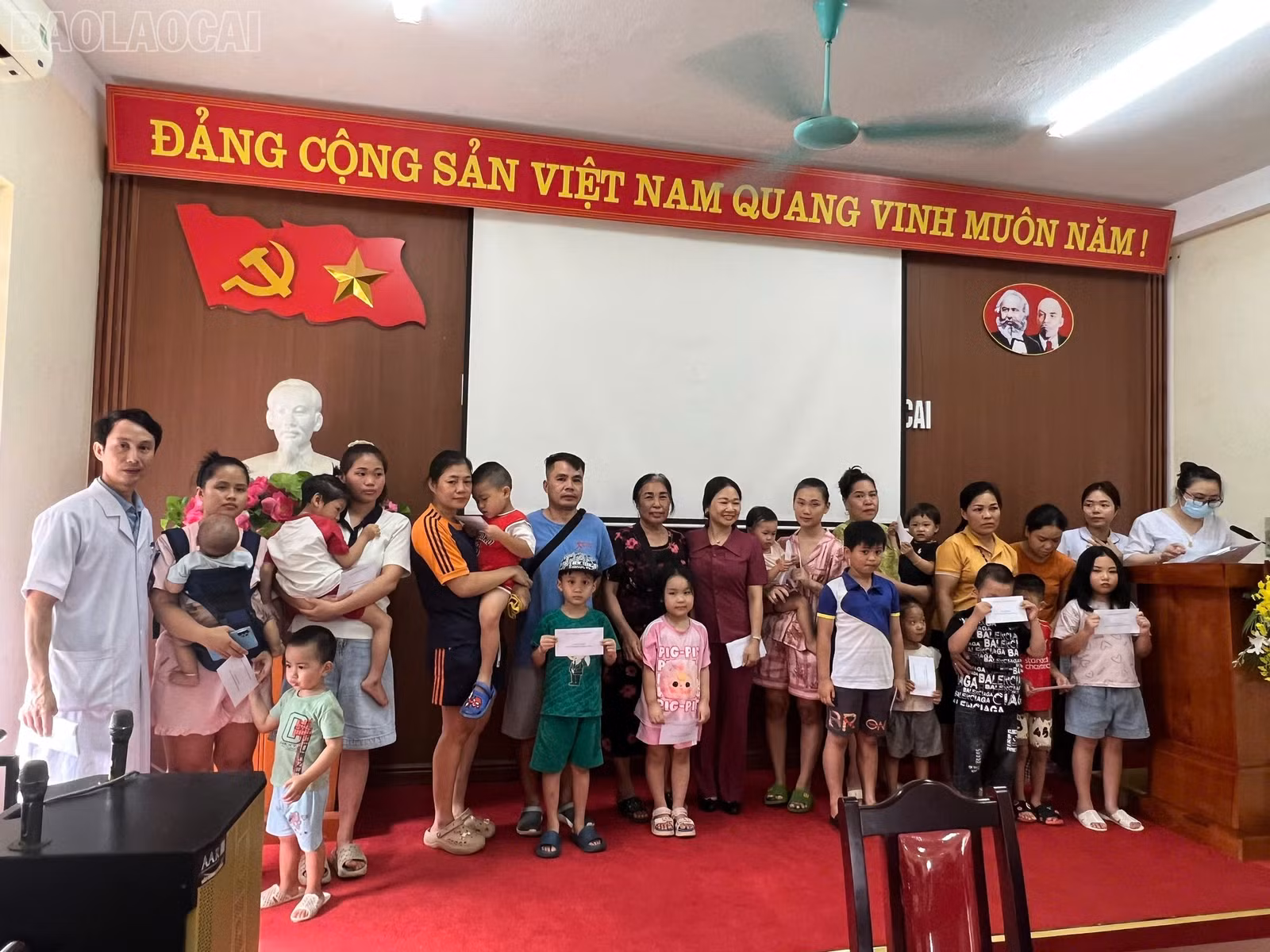 Công ty TNHH xây dựng tổng hợp Minh Đức trao tặng 300 suất quà bằng tiền mặt với tổng số tiền 110 triệu đồng