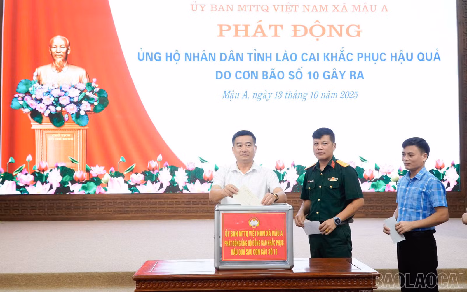 Lãnh đạo xã Mậu A quyên góp ủng hộ nhân dân khắc phục sau bão số 10.