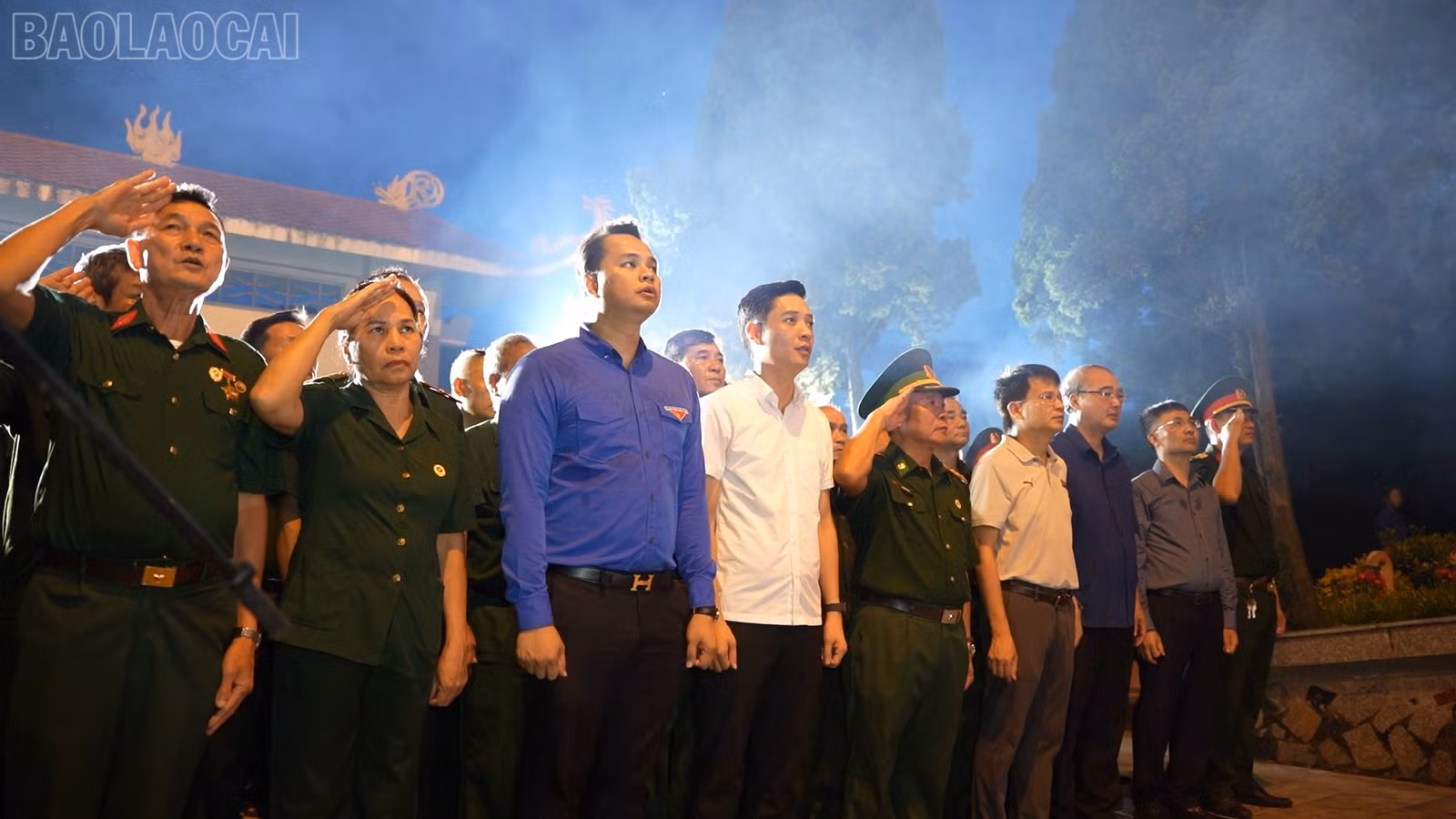Đoàn đại biểu thực hiện nghi lễ chào cờ.