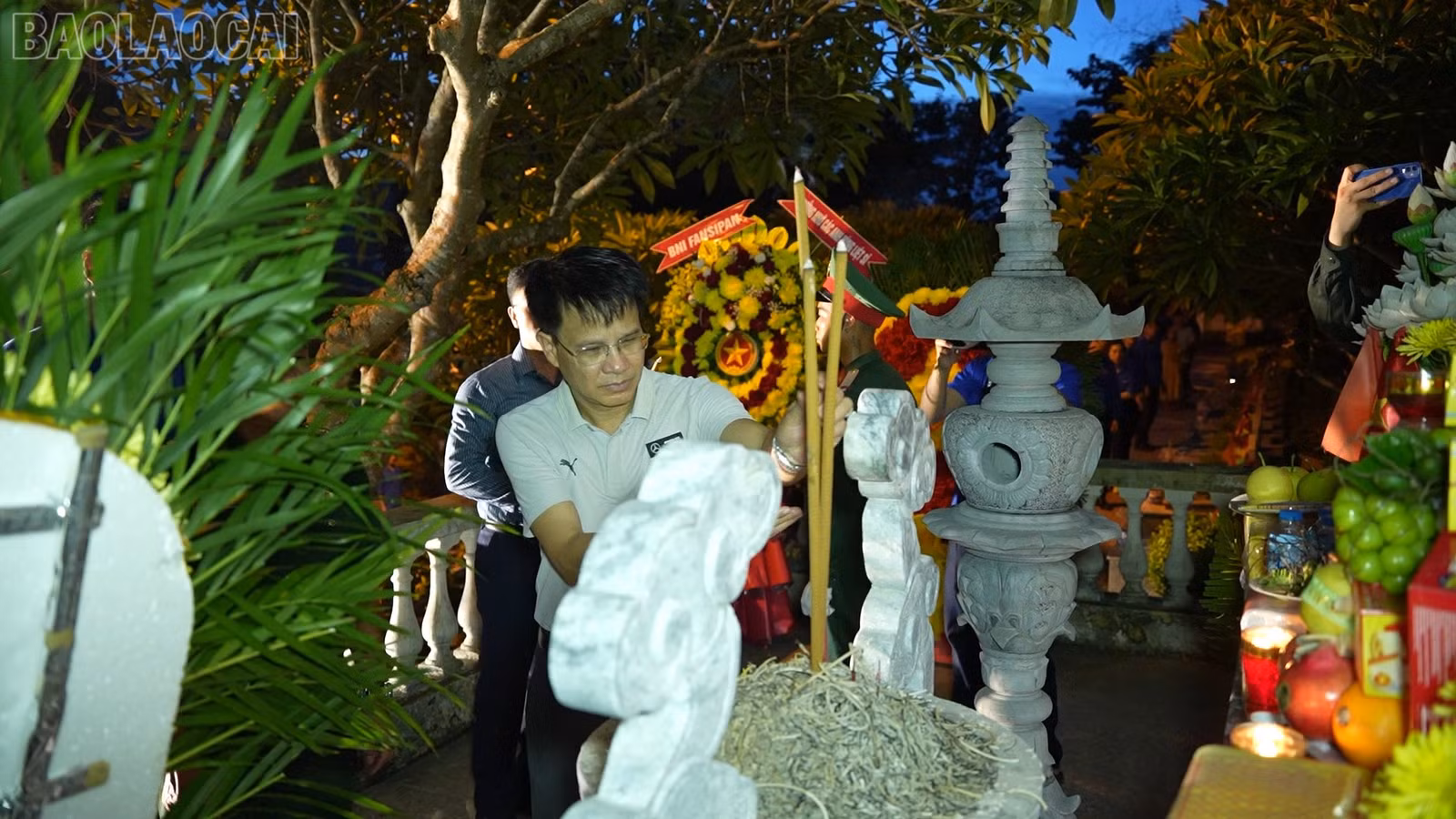 Các đại biểu dâng hương tại Nghĩa trang liệt sĩ phường Cam Đường.