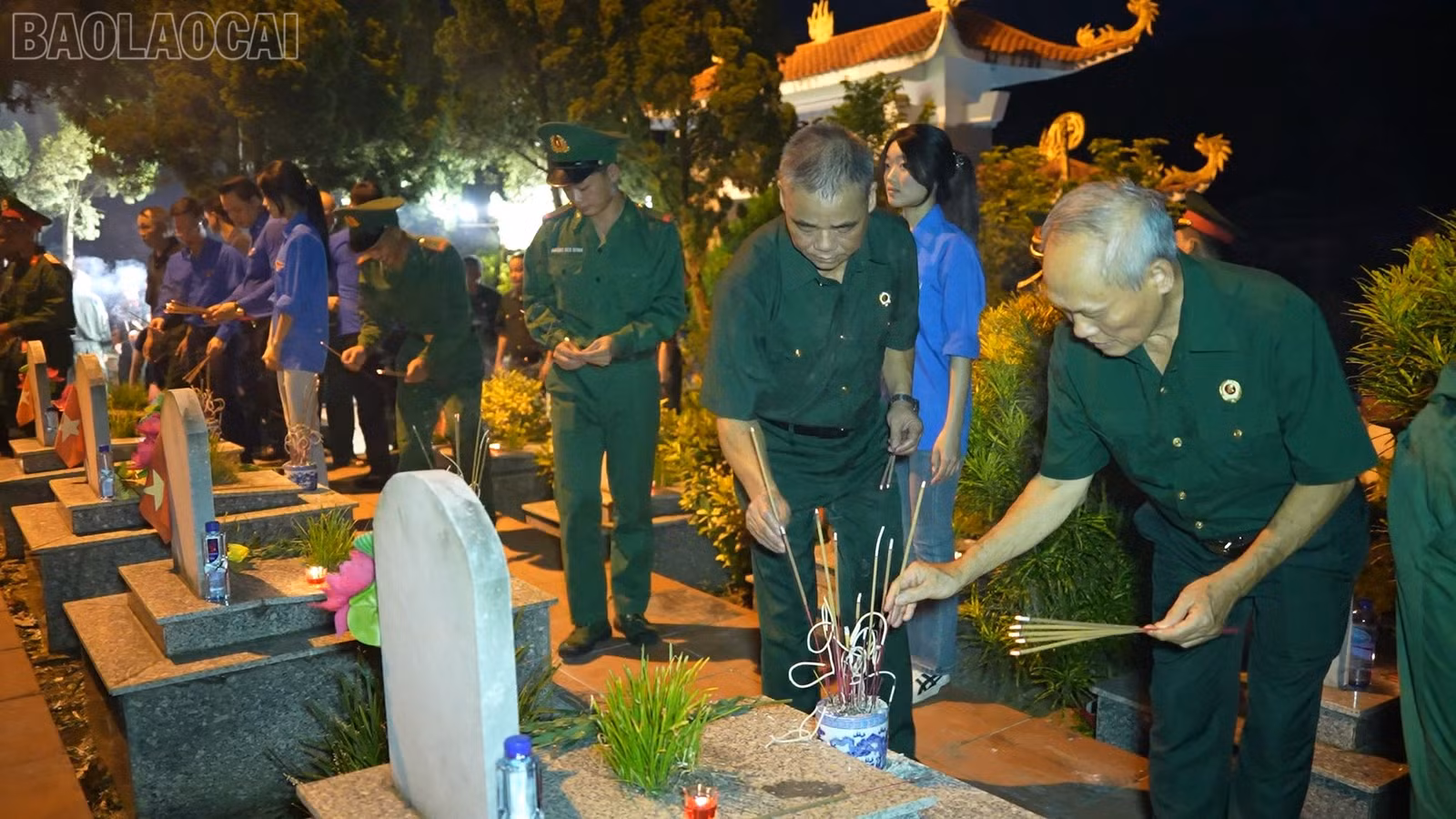 Các đại biểu thắp hương, nến tri ân tại các phần mộ liệt sĩ.