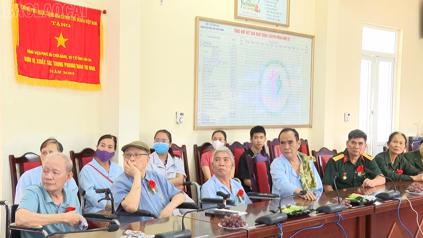 Các đại biểu, người bệnh được thưởng thức các tiết mục văn nghệ đặc sắc, ý nghĩa.