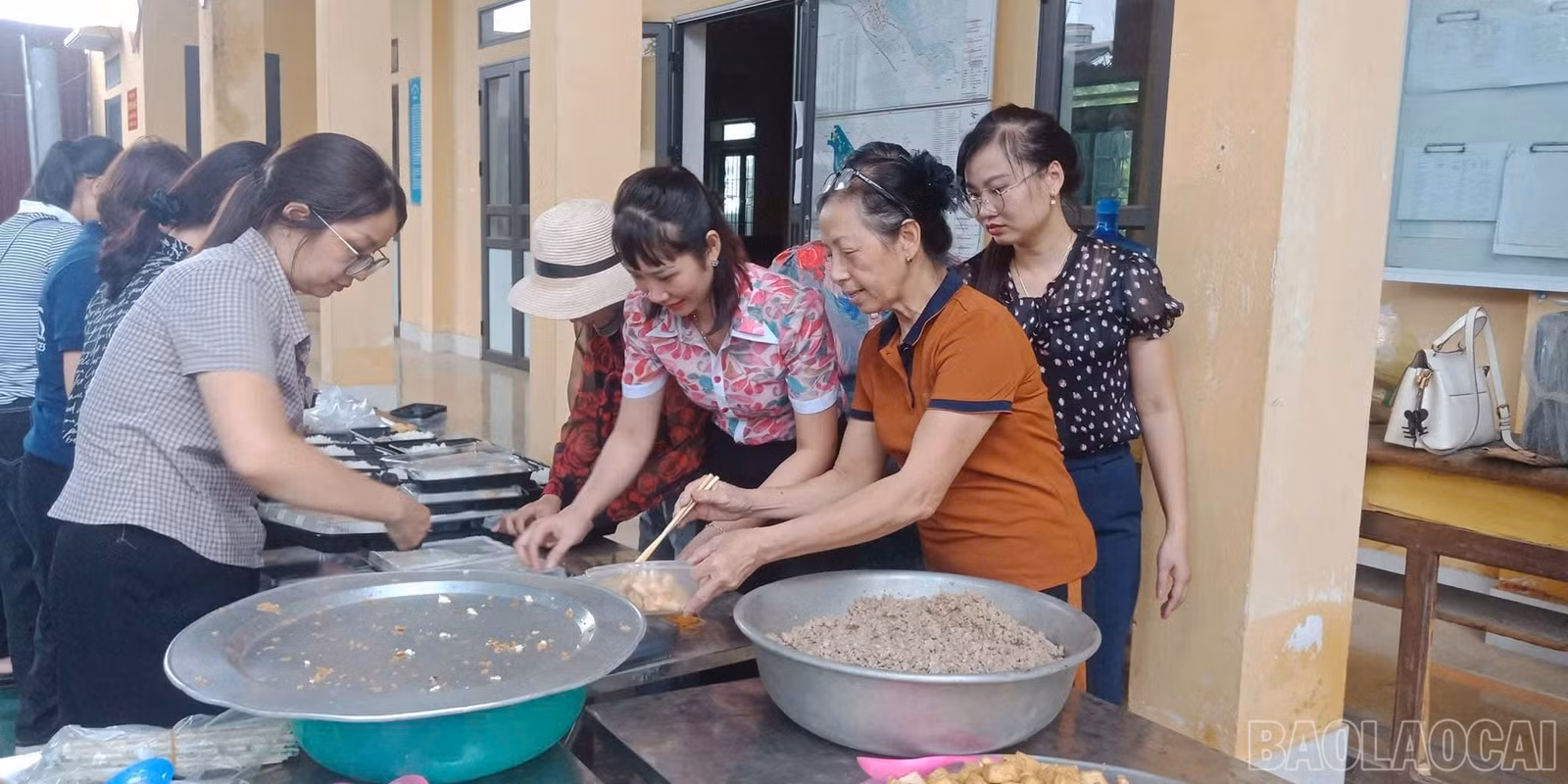 Người dân tự tay chuẩn bị và nấu những suất ăn 0 đồng hỗ trợ người dân vùng lũ.