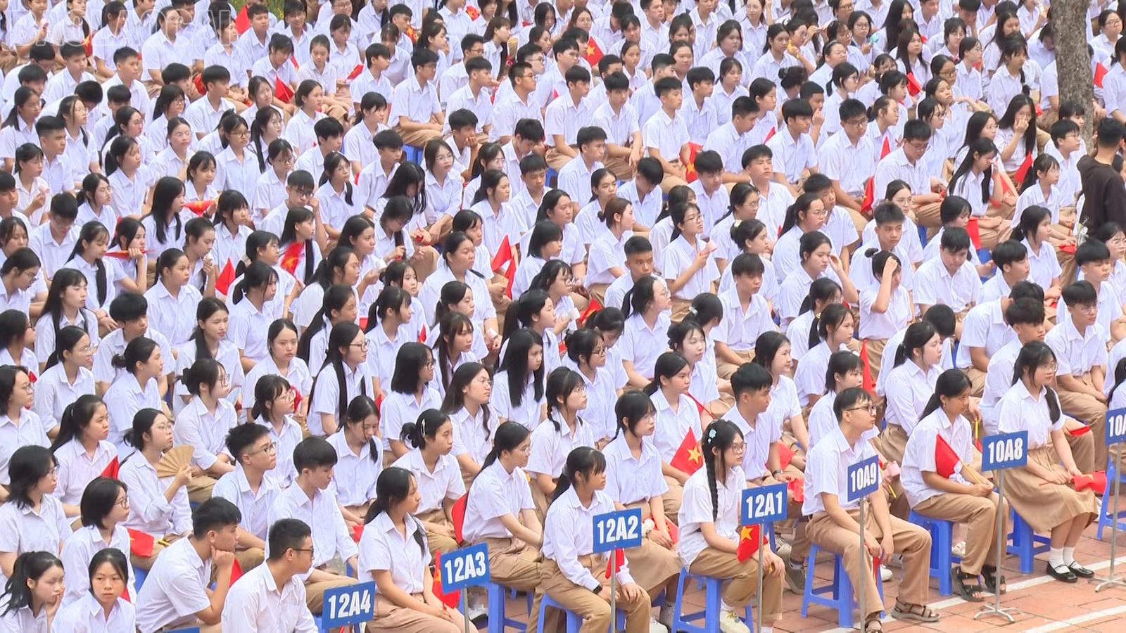 Năm học 2026 - 2027 toàn trường có 1.215 học sinh.