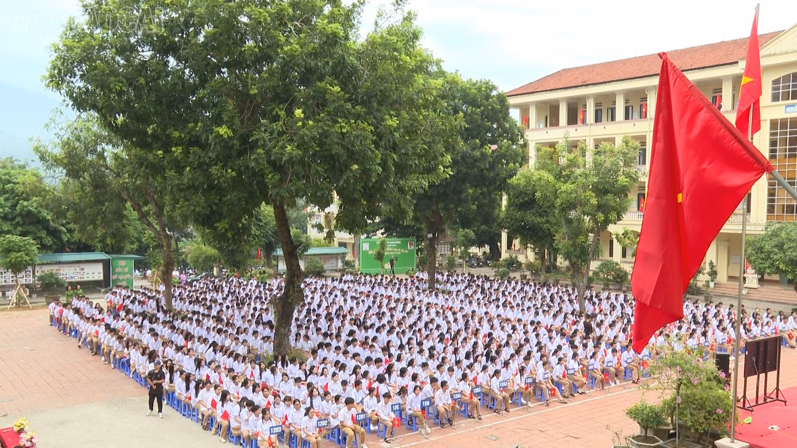 Toàn cảnh lễ khai giảng tại Trường THPT Cam Đường.