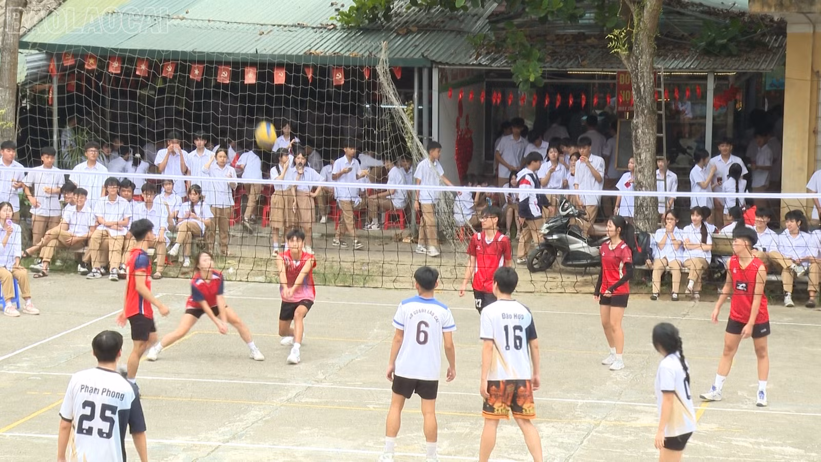 Phần hội diễn ra sôi nổi với các hoạt động thể dục thể thao.