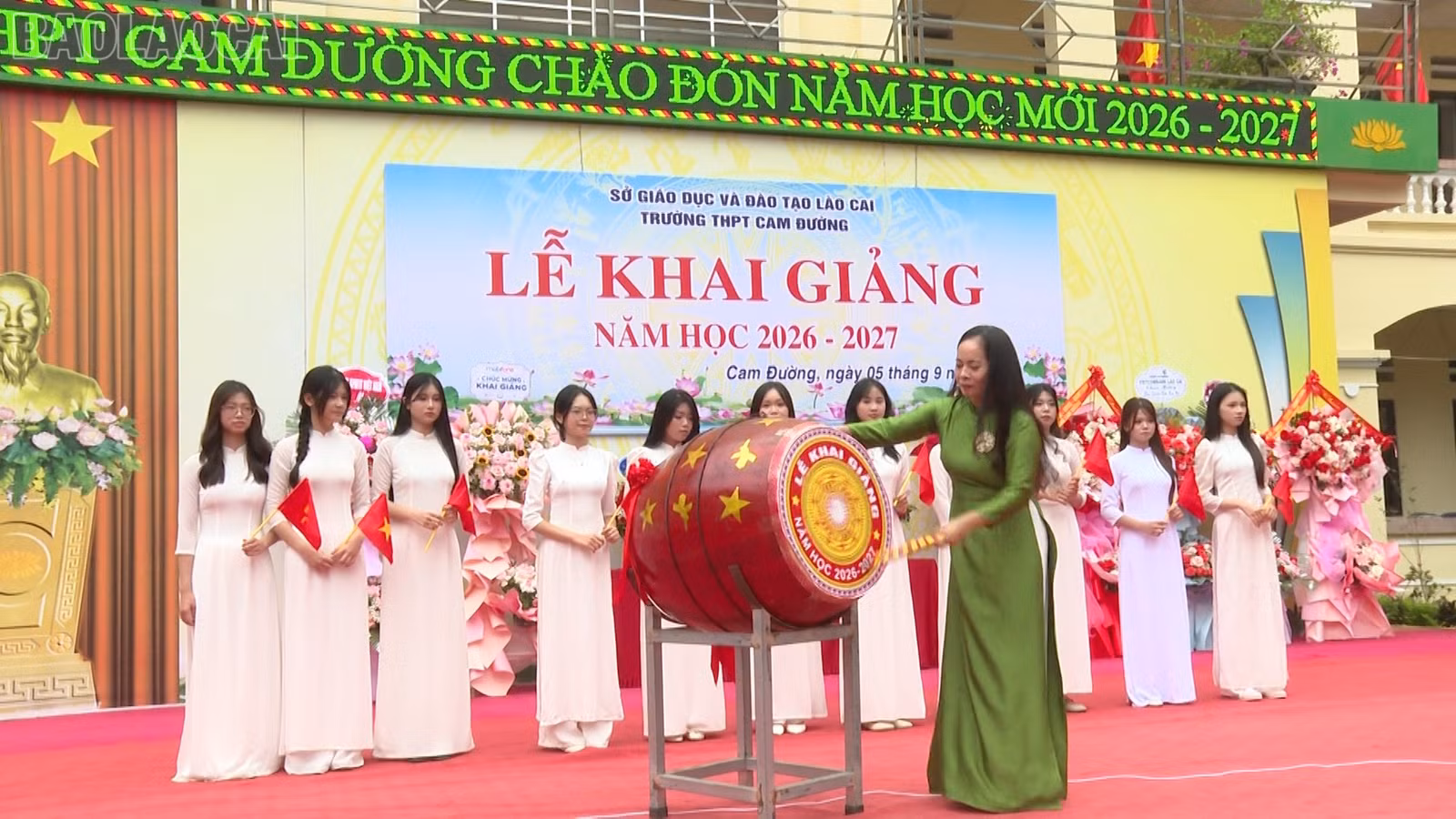 Hiệu trưởng nhà trường đánh trống khai giảng năm học mới.