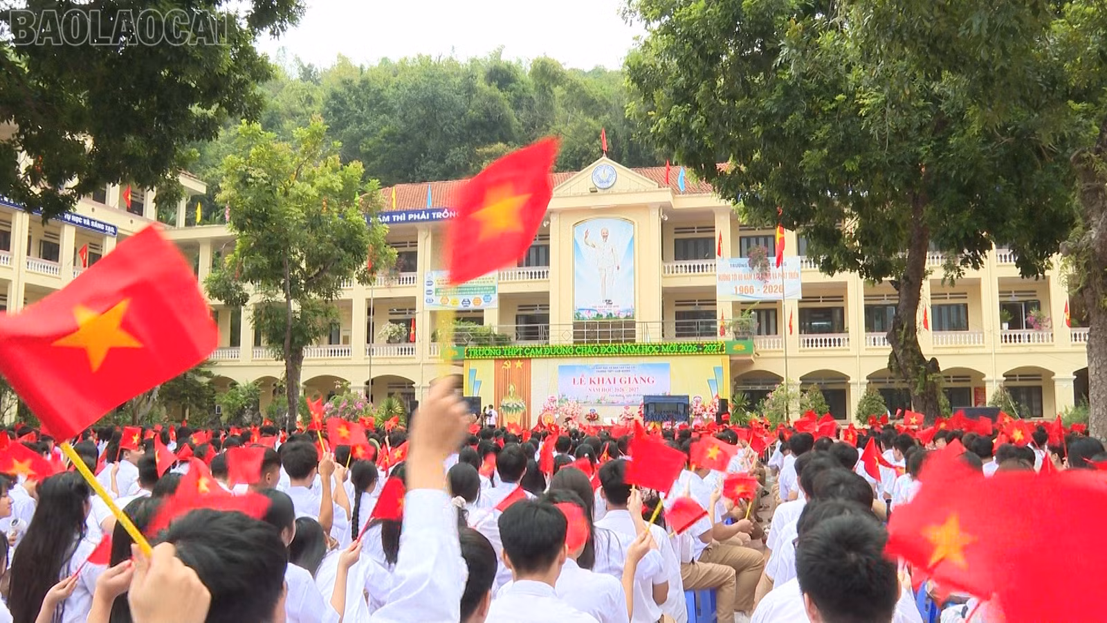 Thầy và trò nhà trường tham dự lễ khai giảng trực tuyến toàn quốc.