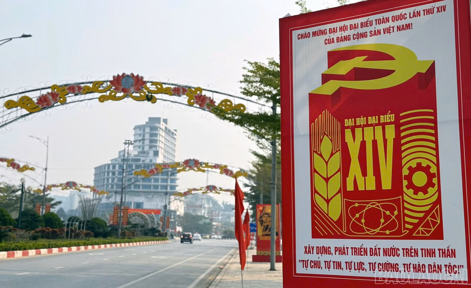 Việc trang trí, tuyên truyền chào mừng Đại hội không chỉ tạo điểm nhấn về cảnh quan đô thị mà còn là dịp để khơi dậy niềm tự hào, tinh thần đoàn kết, ý thức xây dựng nếp sống văn minh trong cộng đồng dân cư.