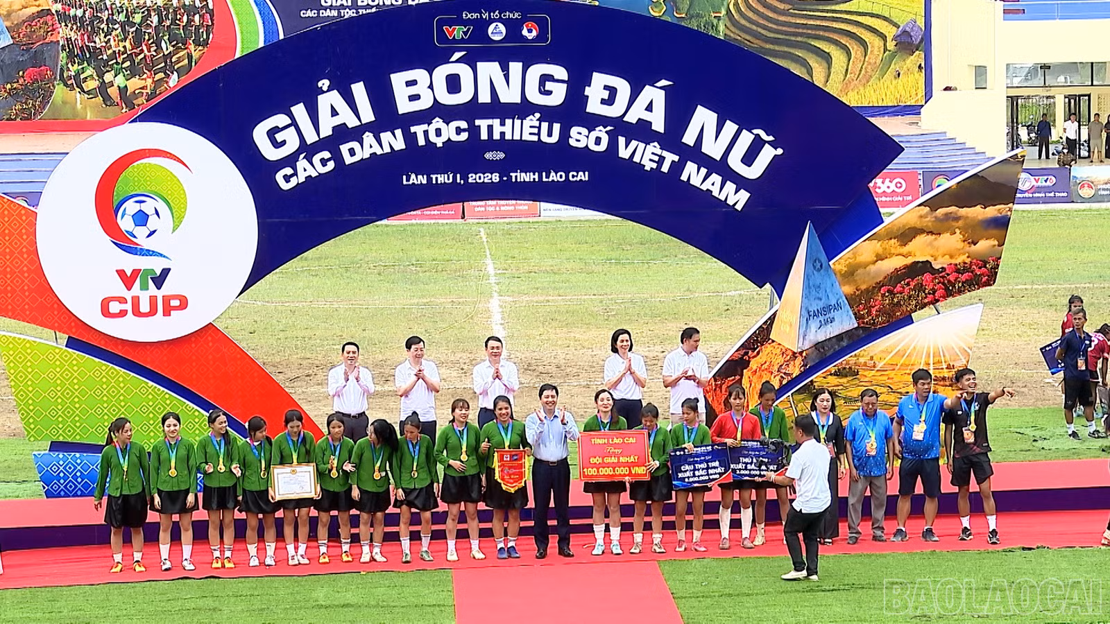 Ban tổ chức trao giải Nhất cho đội Lục Yên (Lào Cai).