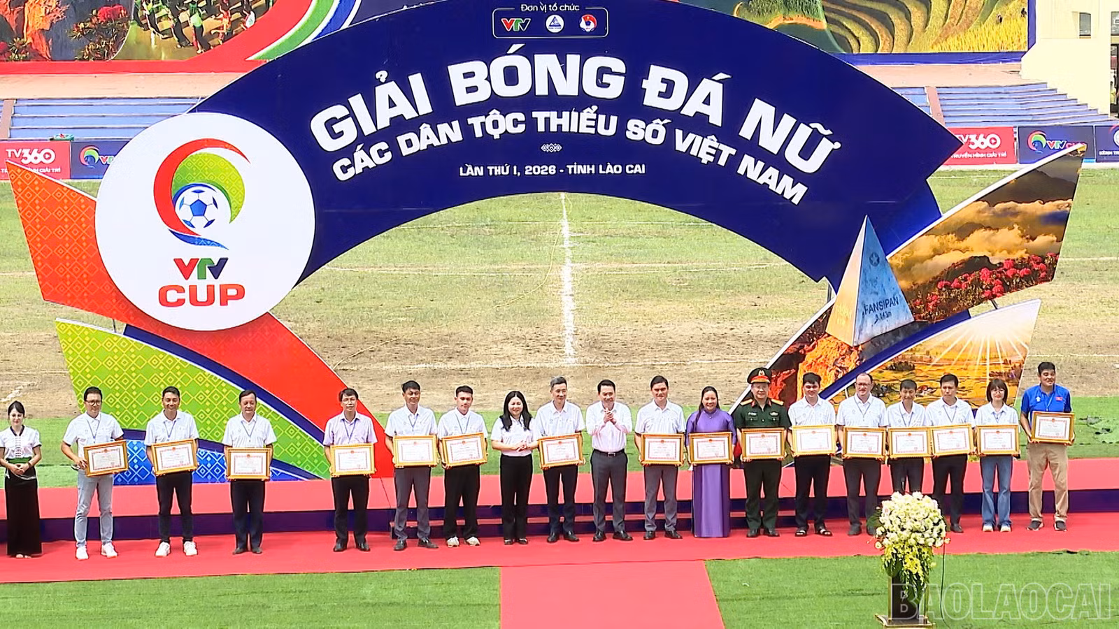 Đồng chí Nguyễn Tuấn Anh - Phó Bí thư Tỉnh ủy, Chủ tịch UBND tỉnh và đồng chí Vũ Thị Hiền Hạnh - Phó Chủ tịch UBND tỉnh trao tặng Bằng khen cho các tập thể, cá nhân có nhiều thành tích đóng góp cho giải bóng đá.