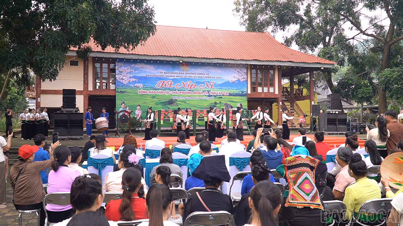 Đông đảo người dân và du khách tham dự chương trình.