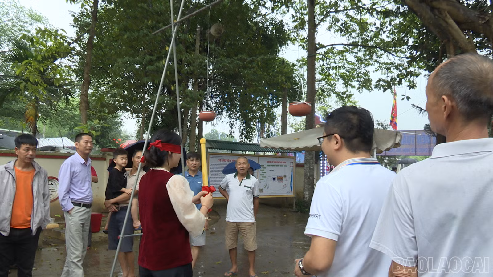 Trò chơi bịt mắt đập niêu.