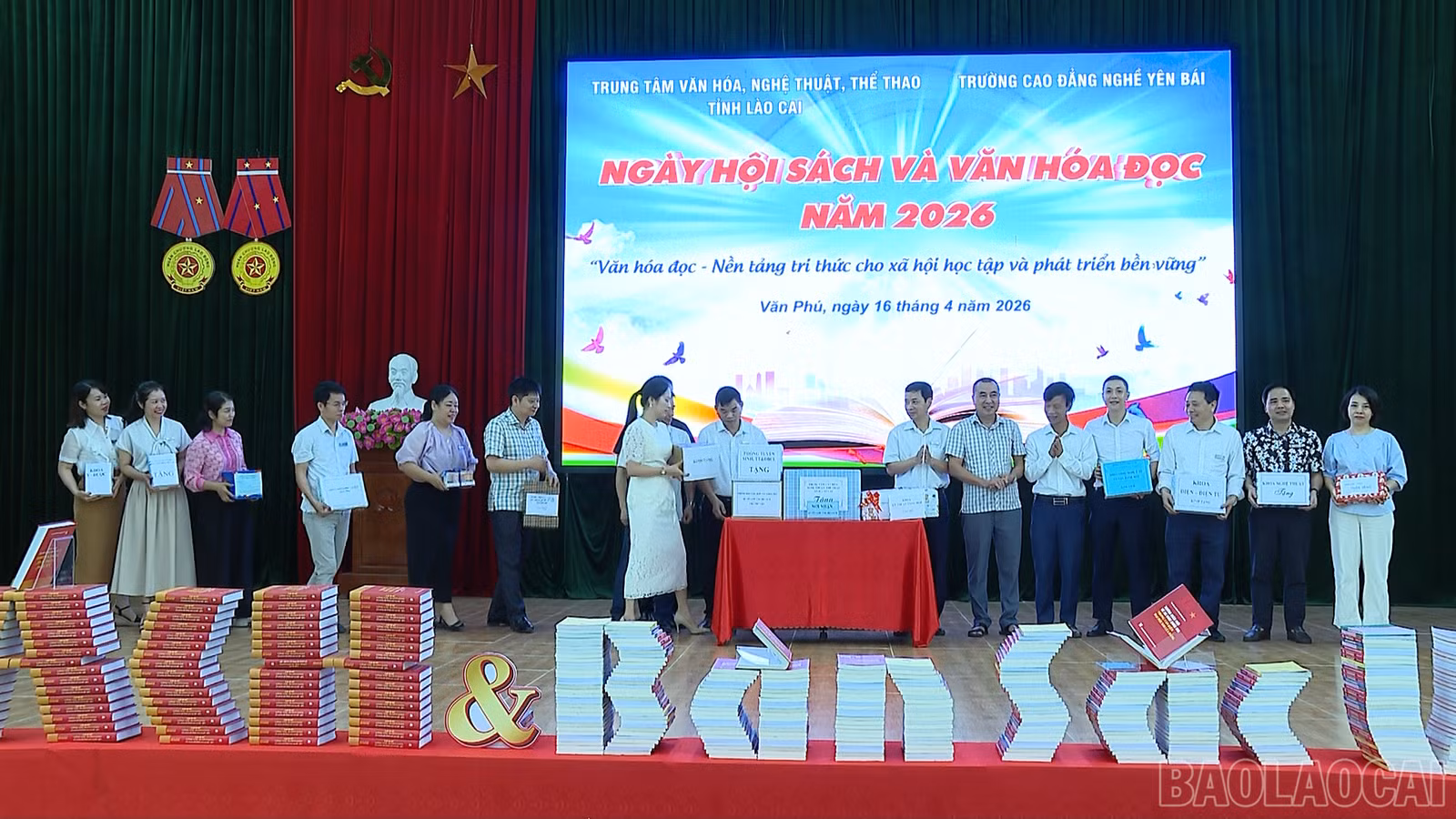 baolaocai-br_tang-sach-cho-thu-vien-truong-164-2.png