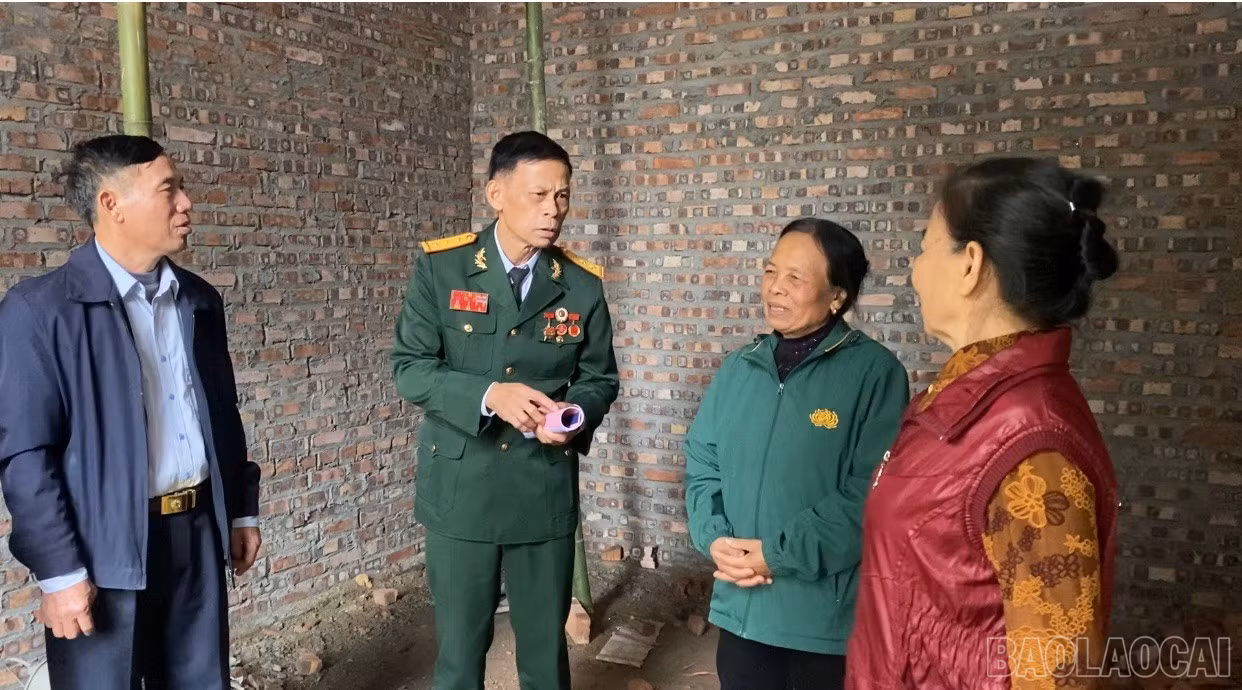 Hội Hỗ trợ gia đình liệt sĩ tỉnh Lào Cai và bà con thôn Làng Cần động viên gia đình thân nhân liệt sĩ.