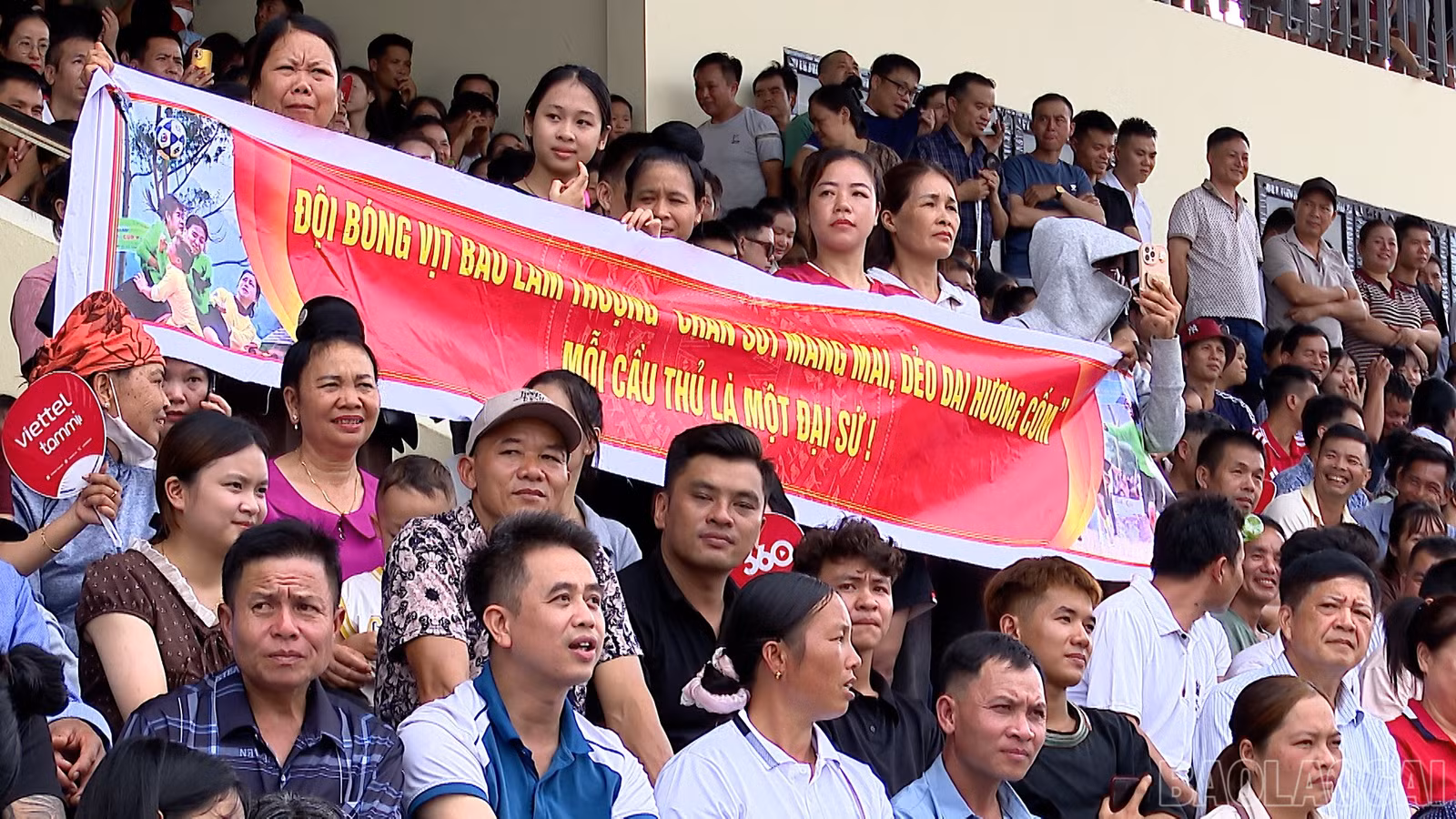 Cổ động viên đội Lâm Thượng vượt gần 200 km đến cổ vũ đội nhà.
