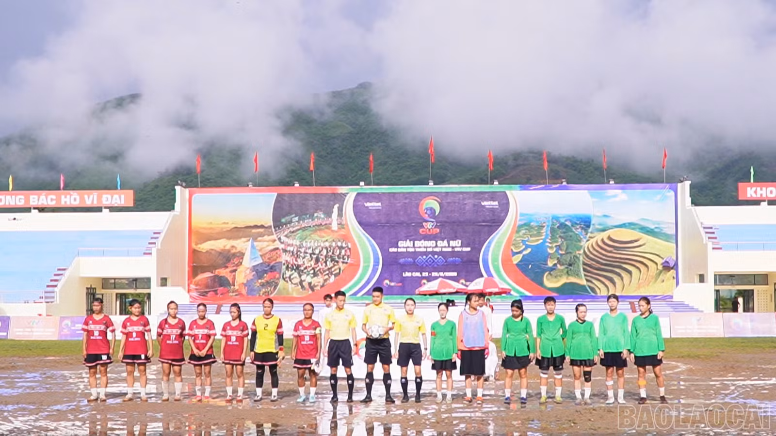 Đội hình ra sân của Đak Đoa (Gia Lai) và Lâm Bình (Tuyên Quang).