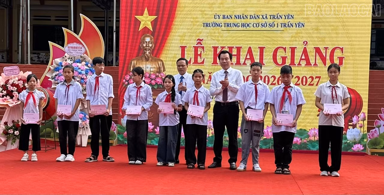 Đồng chí Dương Đức Huy - Trưởng Ban Tuyên giáo Tỉnh ủy, lãnh đạo xã Trấn Yên tặng quà của Quỹ Bảo trợ trẻ em tỉnh cho học sinh có hoàn cảnh khó khăn.