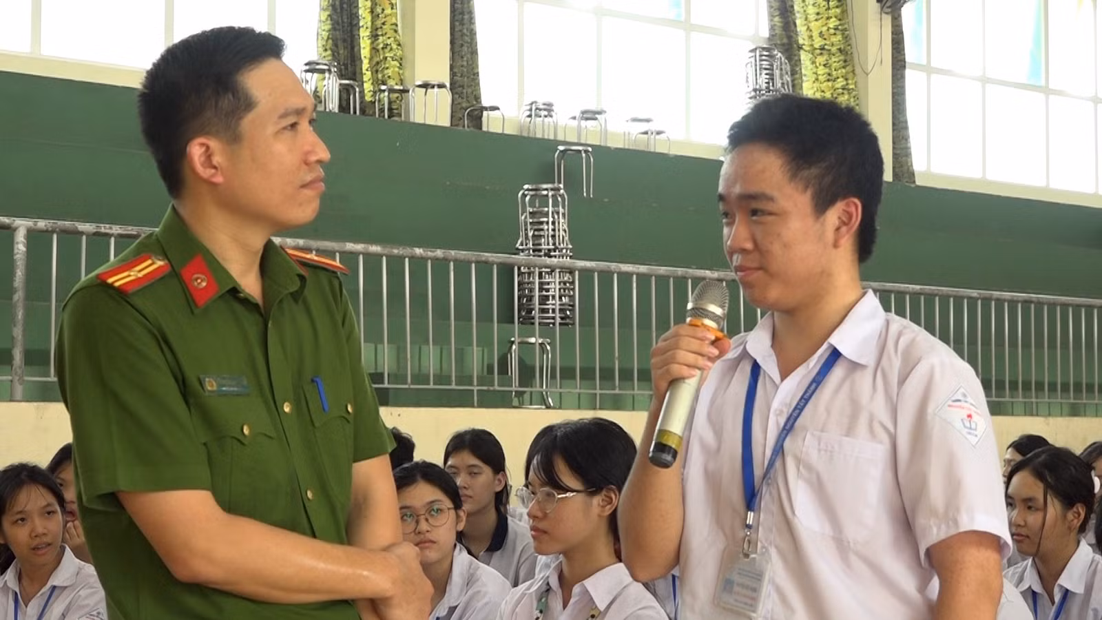 phien-toa-gia-dinh00-04-33-19still011.jpg
