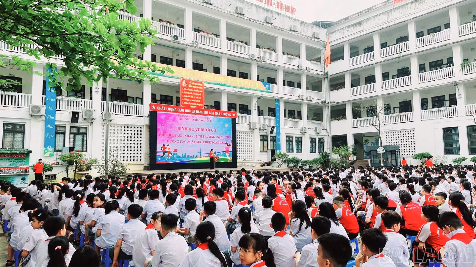 Hơn 1.000 giáo viên và học sinh Trường Tiểu học Nguyễn Du tham dự chương trình.